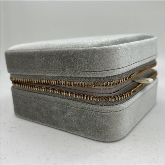 Velvet Sage: The Ultimate Travel Jewelry Box for Wanderlust Fashionistas! - Picture 2 of 13